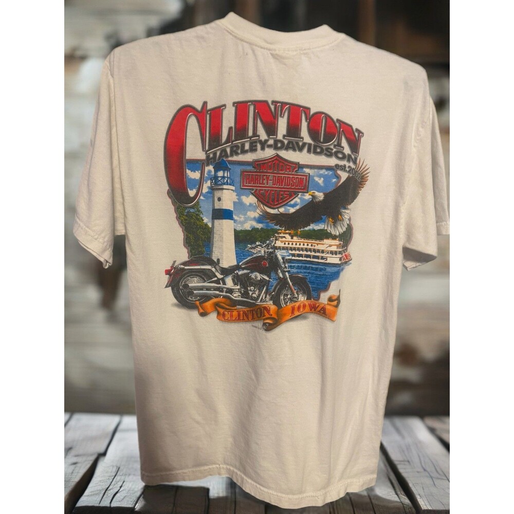 Vintage Y2K Harley Davidson Motorcycle Clinton Iowa Lighthouse Graphic White med